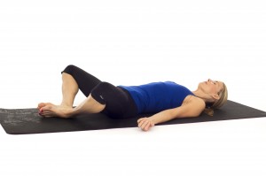 انجام چند حرکت ساده یوگا برای رفع خستگی