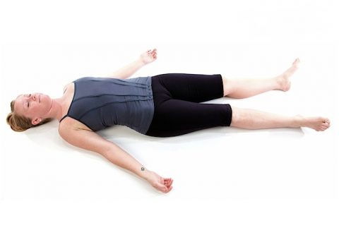 انجام چند حرکت ساده یوگا برای رفع خستگی